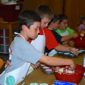 4-H'ers making cupcakes